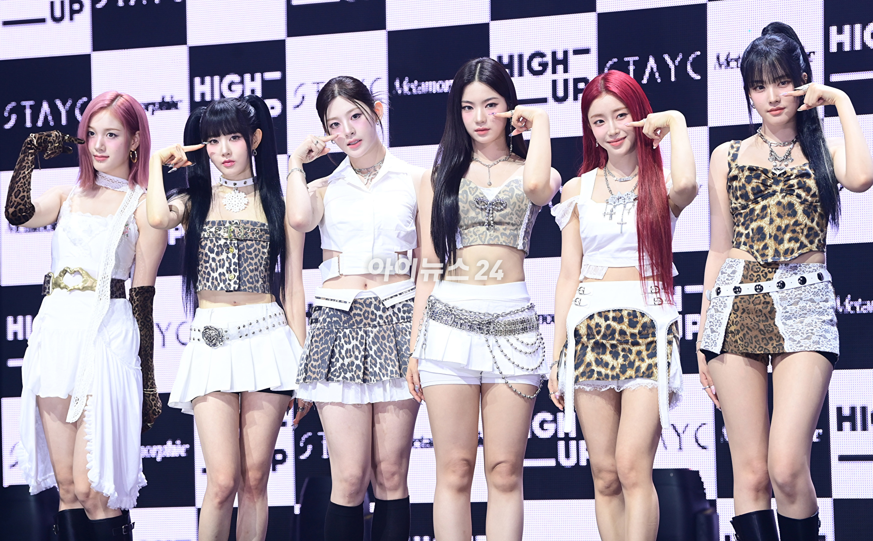 그룹 스테이씨가 1일 오후 서울 광진구 광장동 예스24라이브홀에서 열린 스테이씨(STAYC) 정규 1집 '메타모르픽(Metamorphic)' 쇼케이스 참석하고 있다. [사진=정소희 기자]