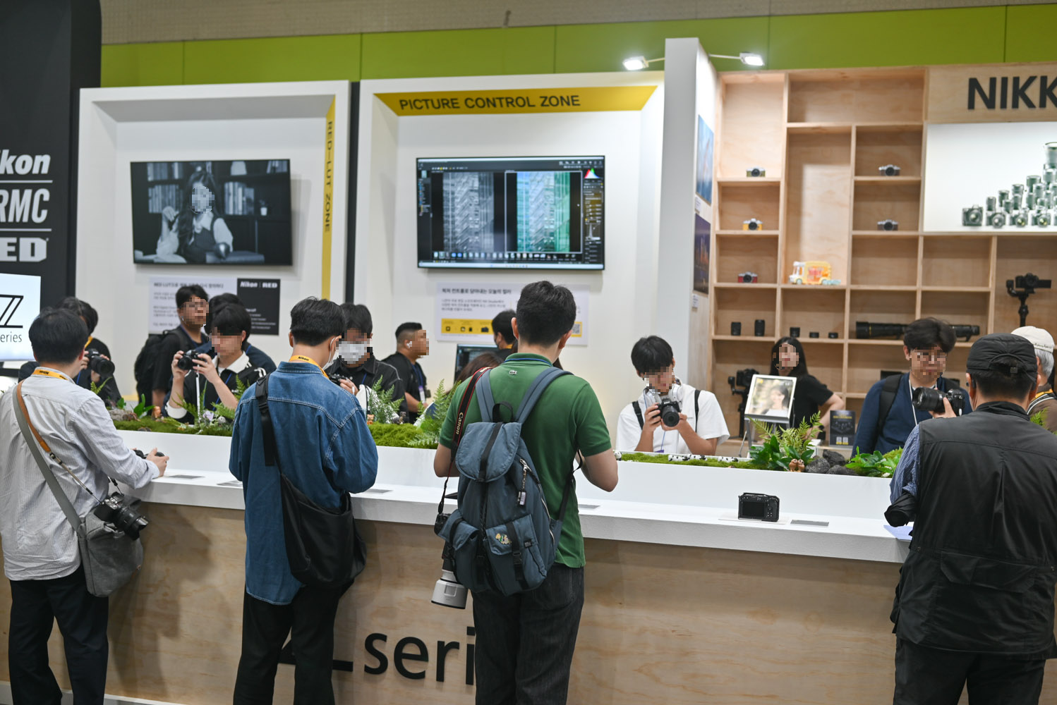 2025 코바에서 본 니콘 부스의 레드 카메라와 MRMC