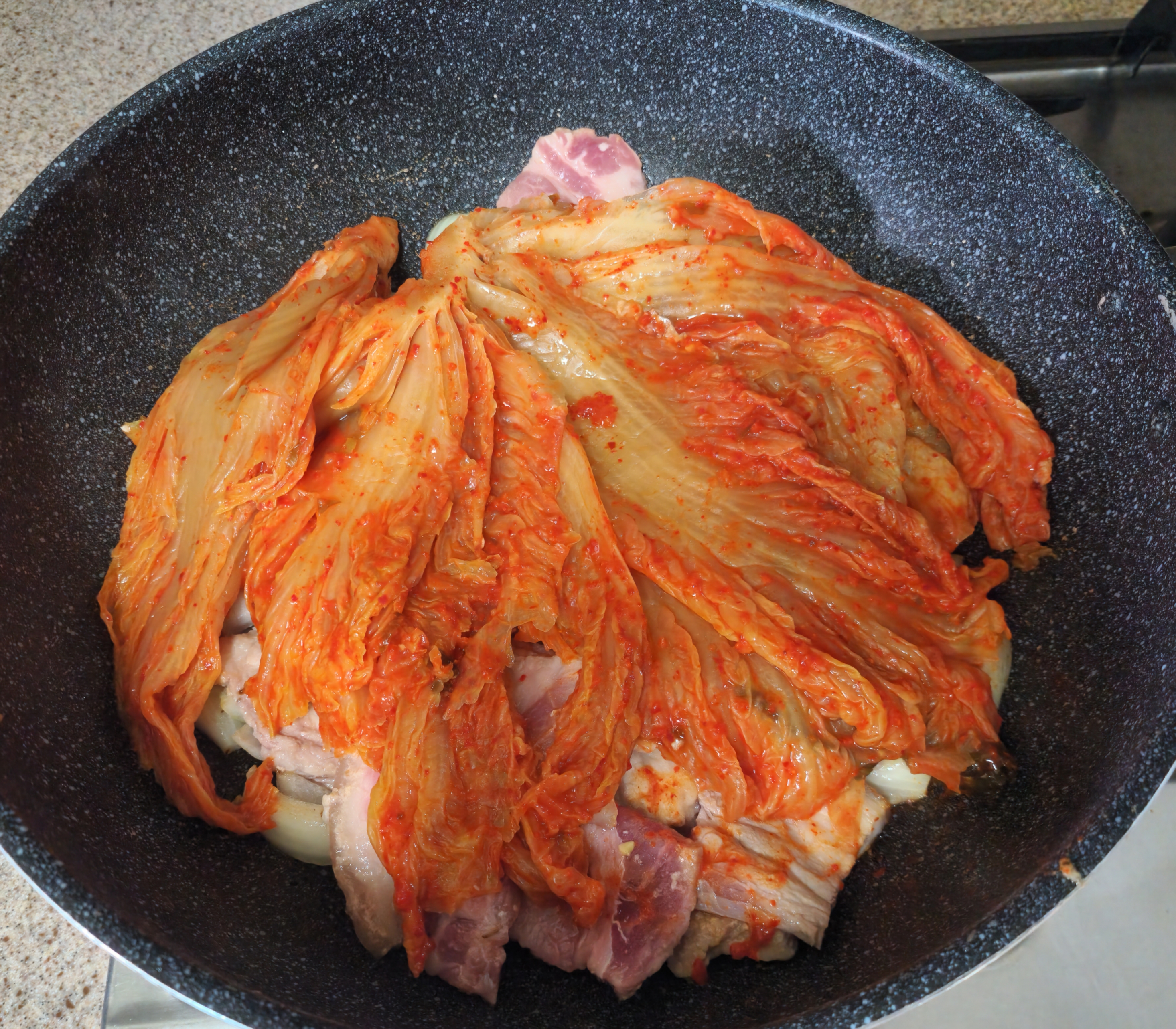 볶은양파>고기>묵은지순으로-올려낸-모습