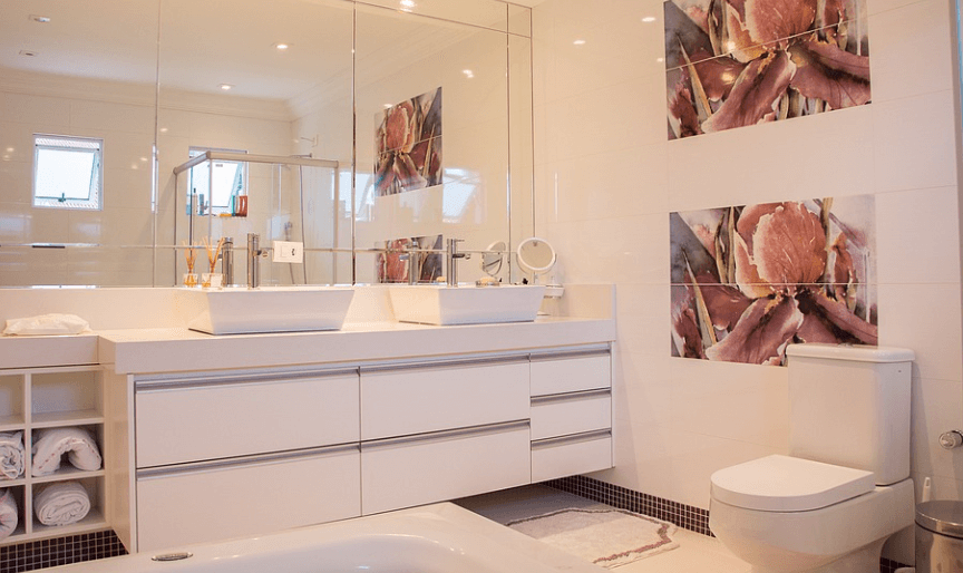 귤껍질 활용법은 화장실 청소에 도움이 된다. 화장실 전경의 모습