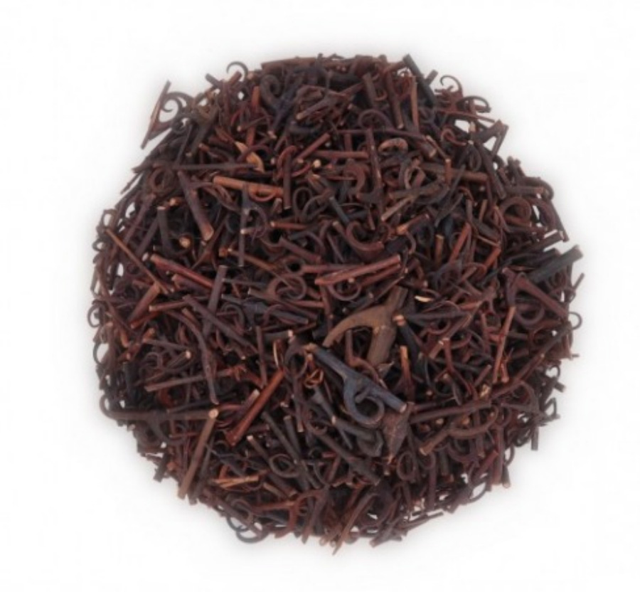 야생에서 채취를 한 조구등 나무의 줄기를 자른 조구등을 하얀 바닥 위에 수북하게 쌓아두고 찍은 사진