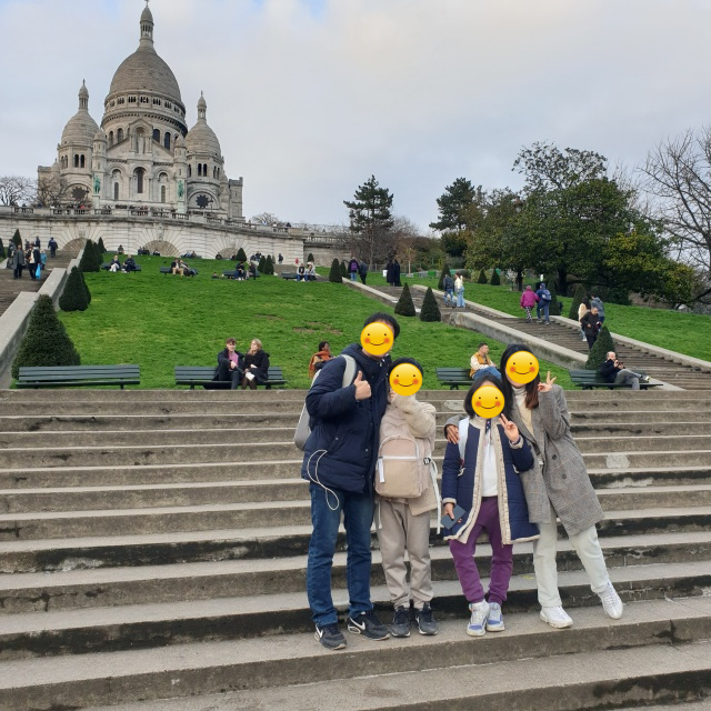 몽마르뜨 언덕 사크레퀴르 대성당 앞에서