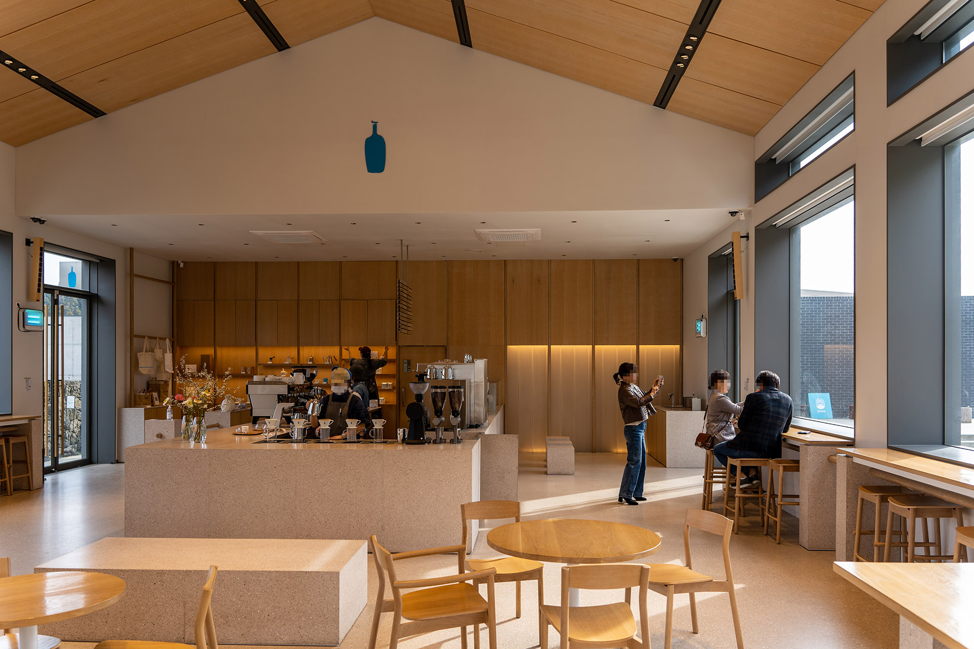 블루보틀 제주 카페 내부