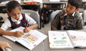 서로 의논중인 초등학생