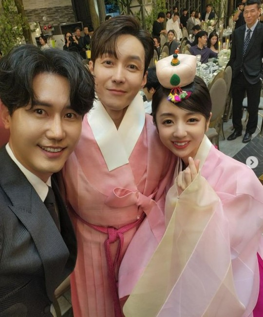 신성이 심형탁&#44; 사야의 결혼식에 참석해 함께 사진촬영을 했다. [사진=신성 SNS]