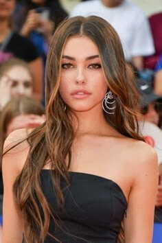 금발-머리의-얼굴이-귀여운-여배우가-야릇한-눈웃음을-지으며-바라보는-모습