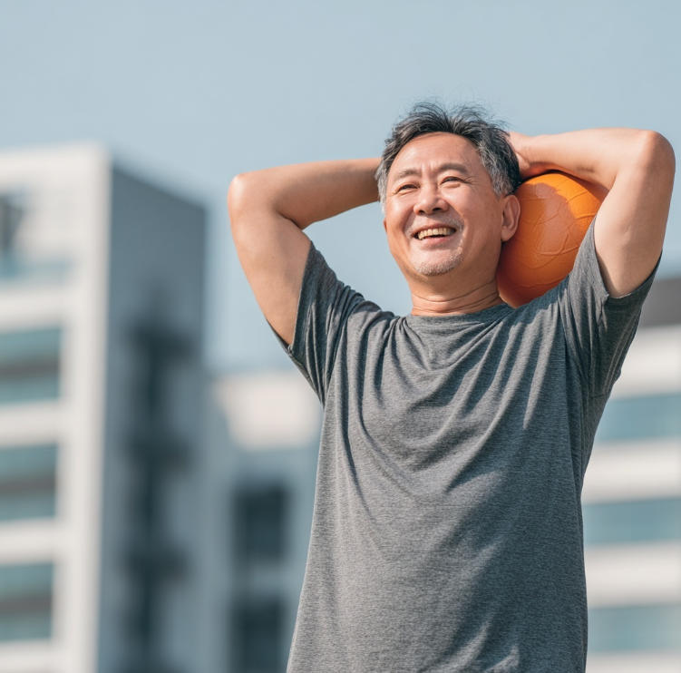 운동장에서 농구를 하는 노인