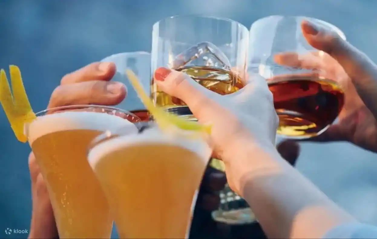 도쿄 심포니 크루즈에서 칵테일과 위스키로 건배하는 모습