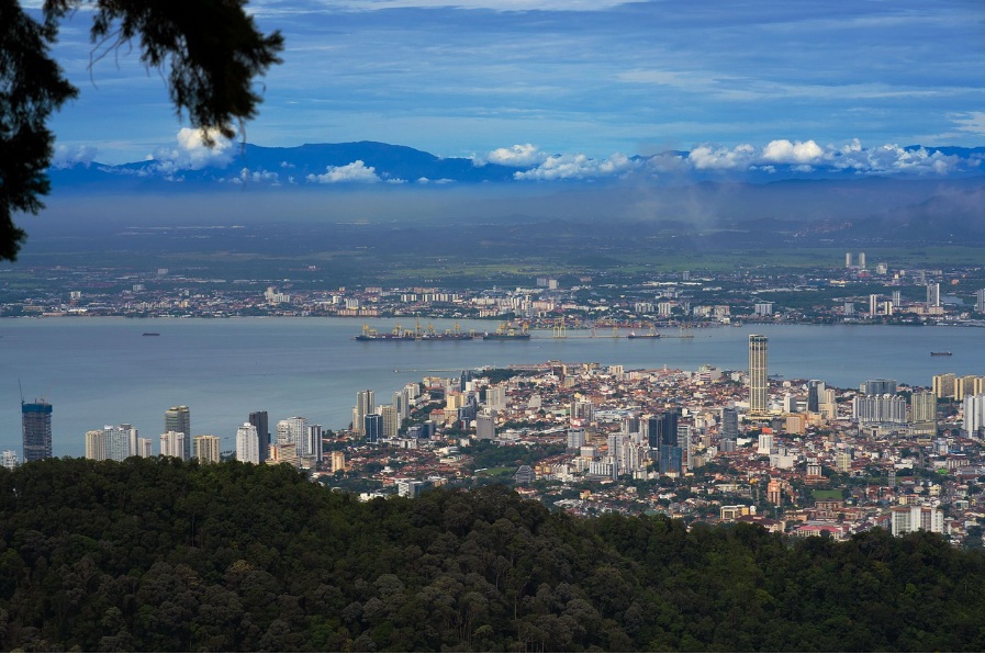 말레이시아 페낭 힐 정상에서 바라본 조지타운 시내 전경과 바다, 그리고 현대적인 고층 빌딩과 숲이 어우러진 풍경