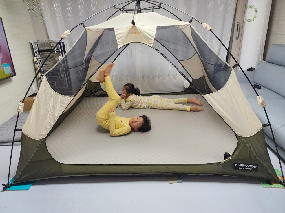 텐트에 펼친 캠핑매트 사진