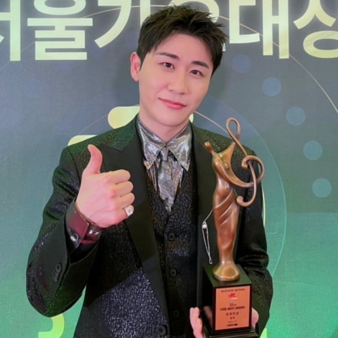 영탁-서울가요대상-트로피-들고-웃는-모습