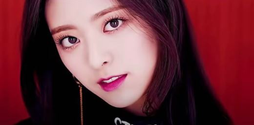 유나 눈빛