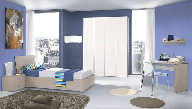 하늘색 벽지로 이루어진 침실풍경이다. 1인용 침대와 책상이 있다. 벽에는 멋진 그림이 걸려있다.