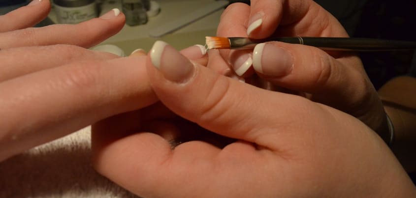 손톱을 다듬는 모습