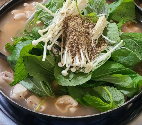각종 재료가 올라간 순대국밥