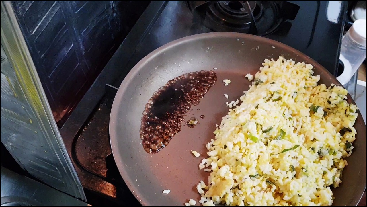 간장을 태우려면 이런식으로 재료와 분리하여 팬 가장자리에서 하는게 효과적이다