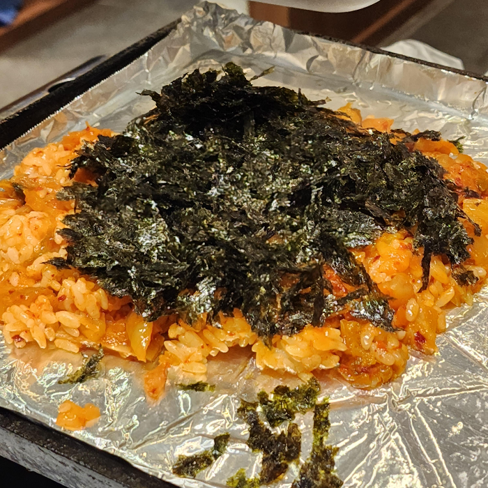 김가루를 뿌린 김치 볶음밥
