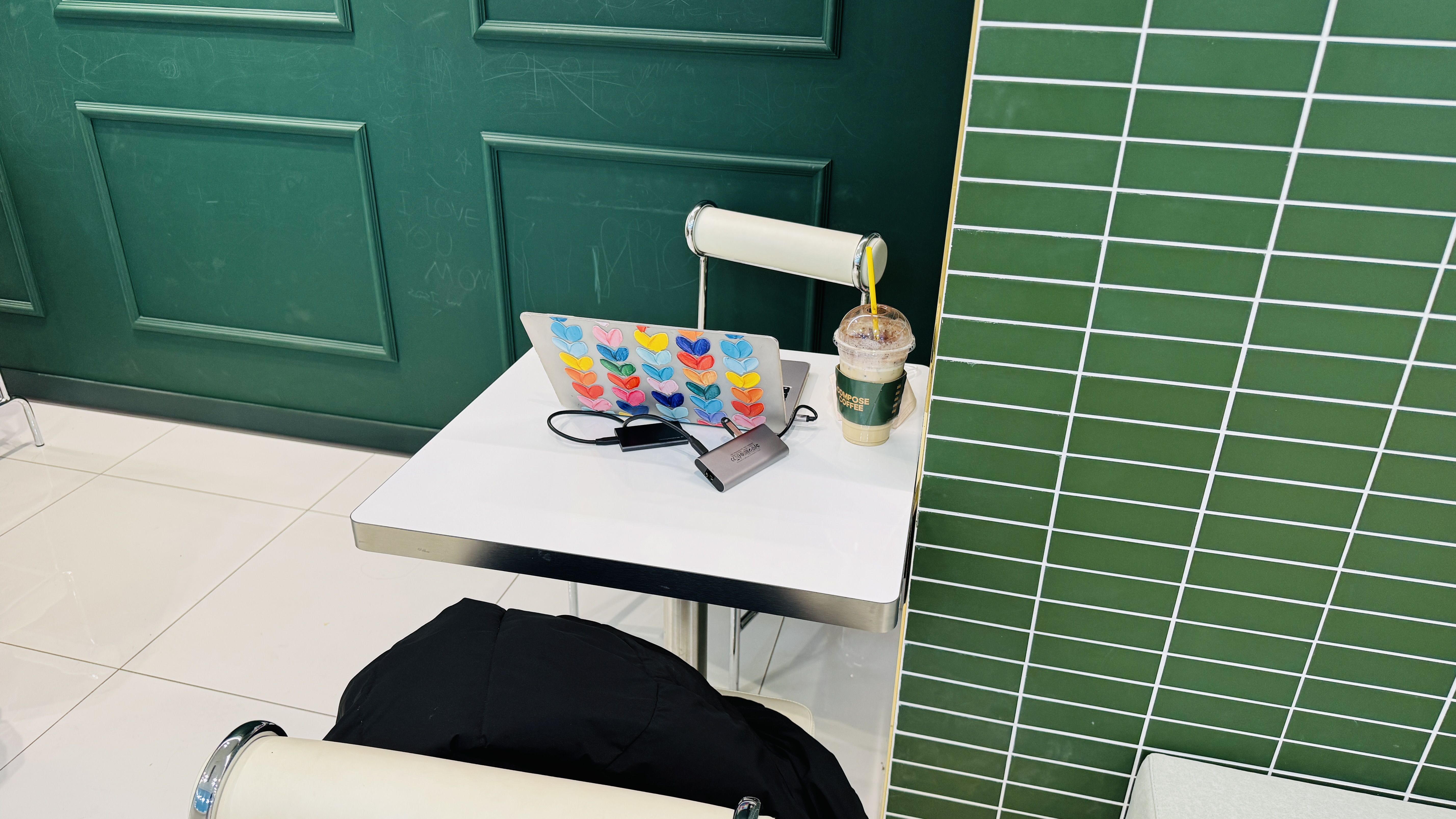 학부모가 수업을 참관할 수 있는 카페형 대기 공간