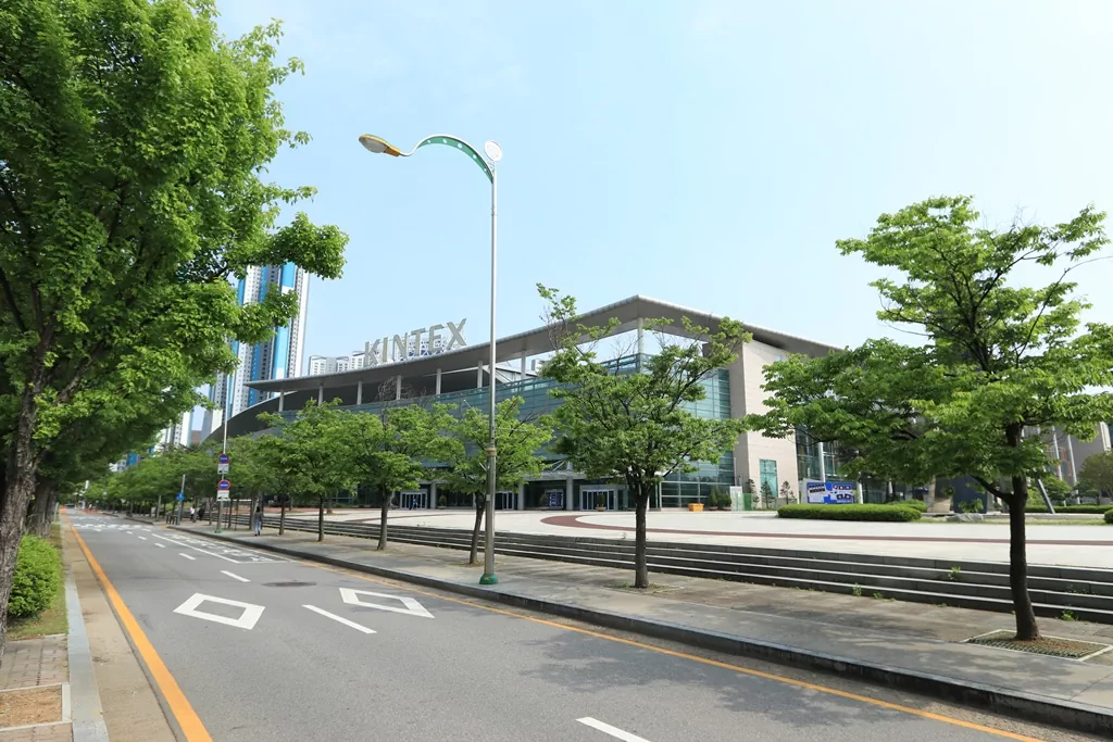 킨텍스 구간의 도심 트레킹 풍경입니다. 고층 아파트와 가로수길이 멋지지만, 딱딱한 아스팔트 노면이라 발바닥 피로에 주의해야 합니다.