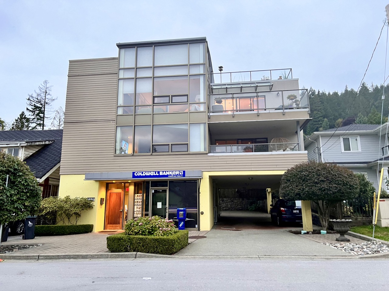 2,3층은 평범한 가정집 같은데, 1층은 은행창구네?