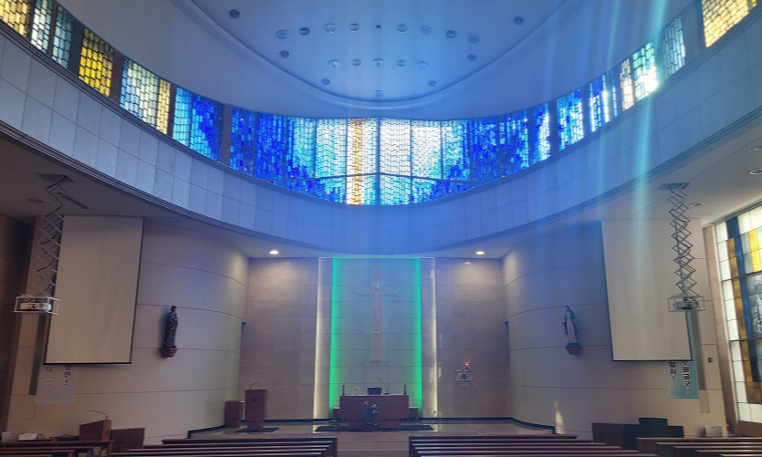 용인 성복동성당 성전 안 제대, 제단 십자고상, 스테인드글라스 사진