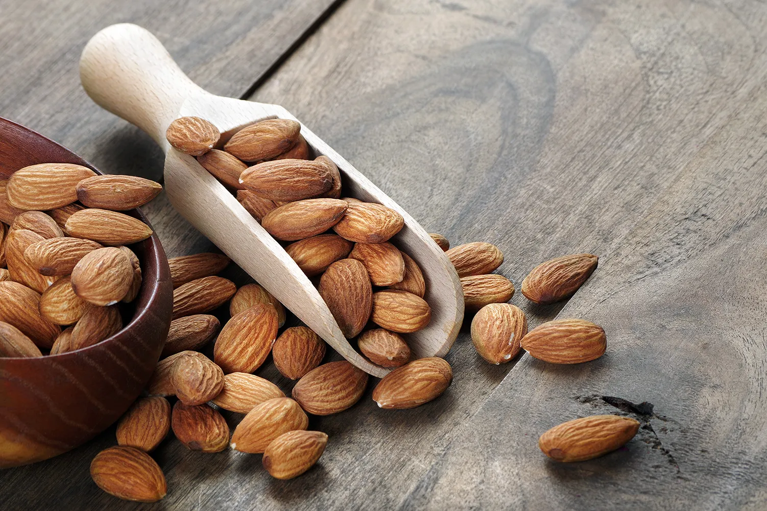 테이블 위에 아몬드