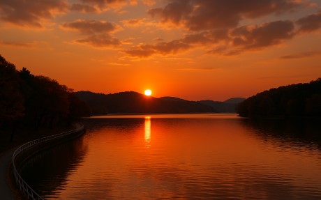 반월호수에서 해가 지는 그림