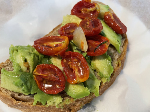 아보카도 먹는 방법 - 썬드라이 토마토와 아보카도 샌드위치