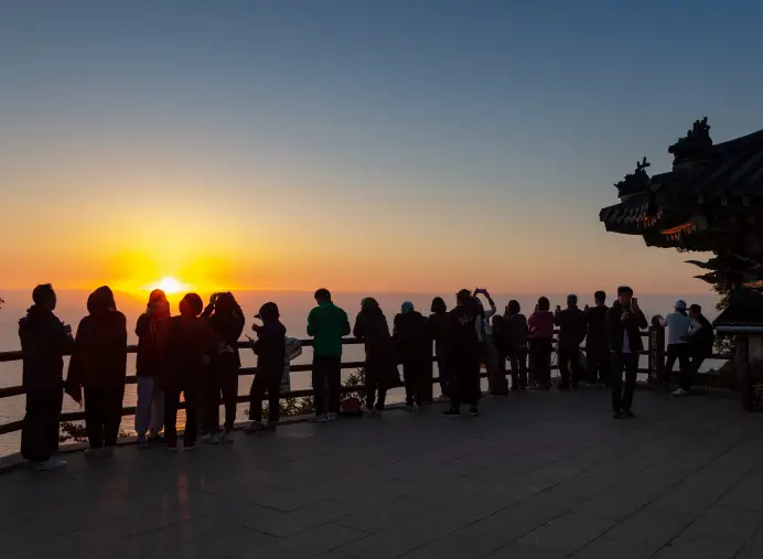 어두운 새벽 항일암에서 솟아오르는 해를 보며 소원을 비는 많은 인파