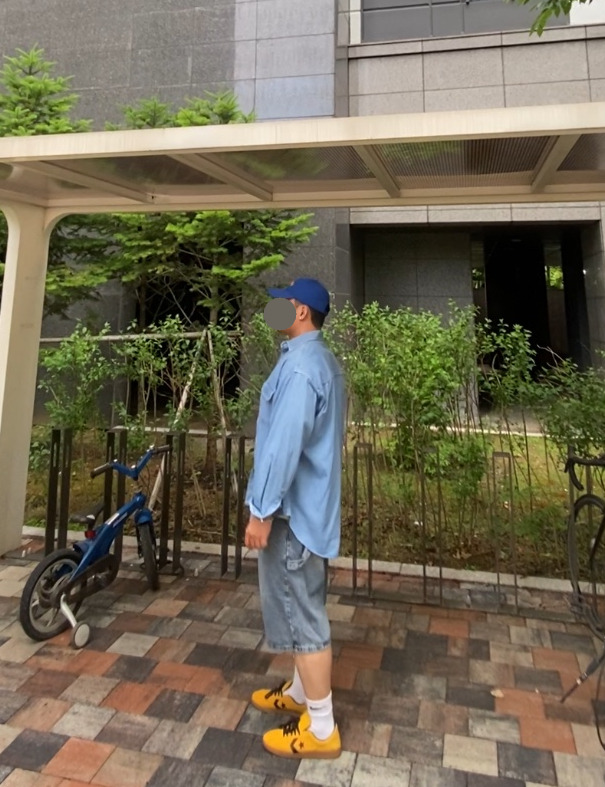 데일리룩('26. 5. 23.)윅 NEW YORK 빈티지 볼캡, 레테르코모 데님셔츠, 쿨탠다드 티셔츠, 디미트리블랙 버뮤다 데님 팬츠, 나이키 삭스, 컨버스 올스타 클래식 트레이너