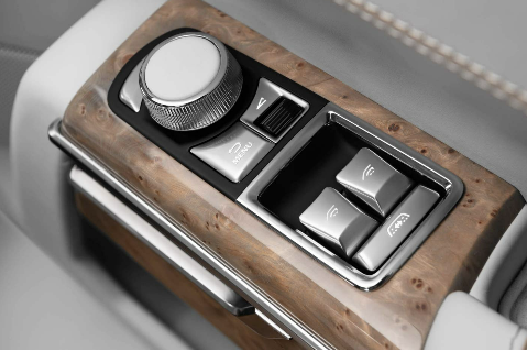 뒷좌석의 다이얼 및 제어판