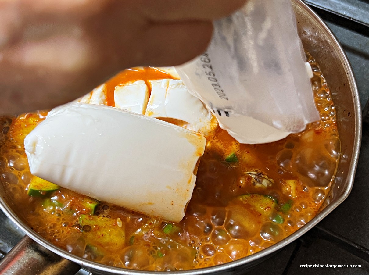 순두부 찌개에 순두부를 넣는 사진