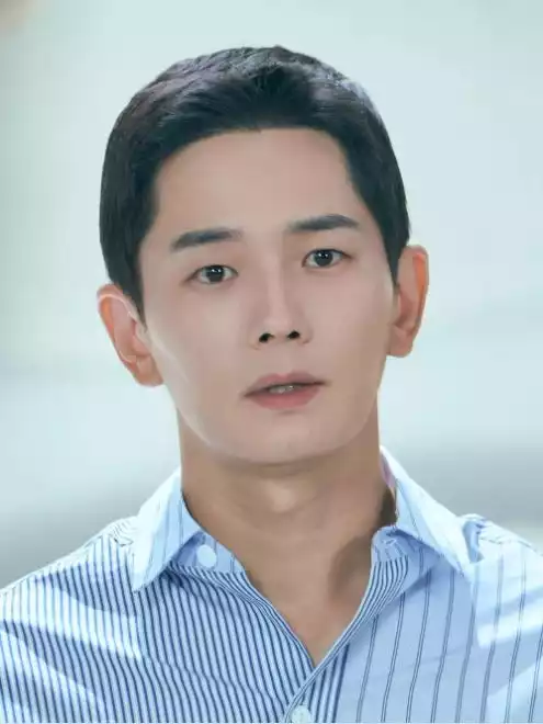 낮에 뜨는 달 등장인물 한민오 / 하늘색 셔츠 입은 온주완