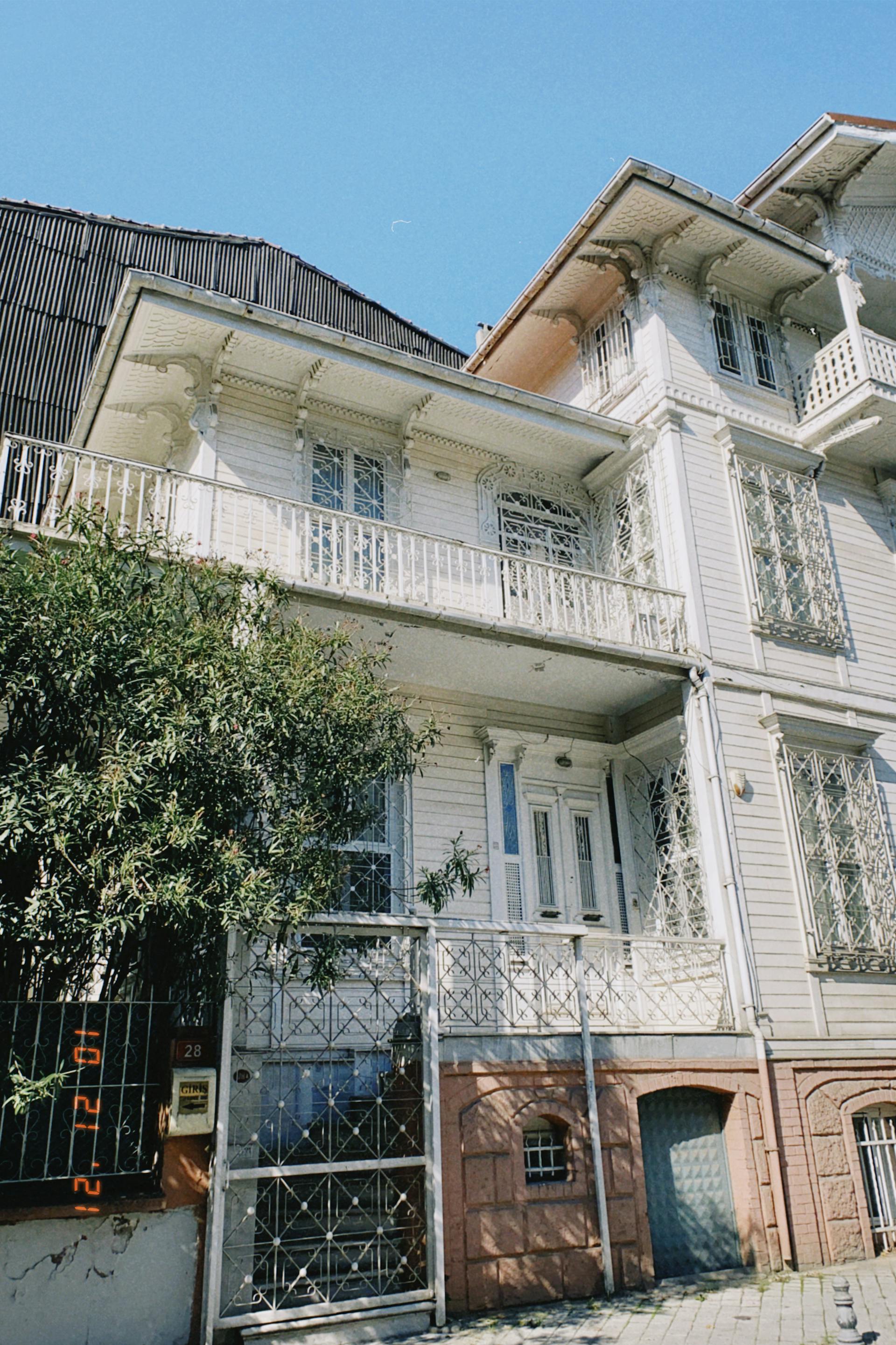 LEED 인증을 받은 건축물은 환경 친화적이며, 운영 비용 절감, 사용자 건강 증진, 건물 가치 상승 등의 이점을 누릴 수 있습니다.