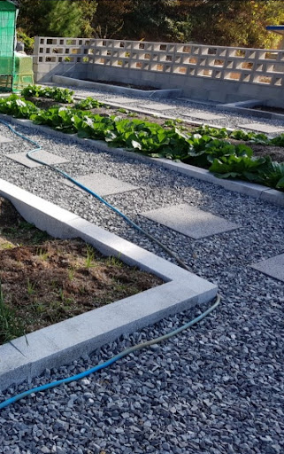 전원주택 마당에 파쇄석을 깔고 디딤석을 배치해 정리한 실제 마당 모습