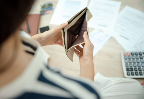 지갑 속을 확인하는 여성