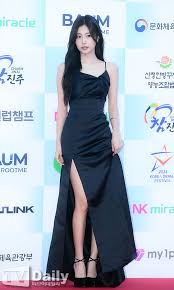 강혜원 드레스가 시선을 사로잡고 있는 모습