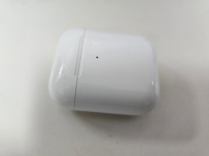 화이트색상의-에어팟-충전독