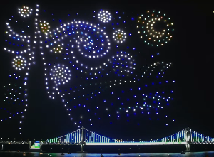 광안대교를 배경으로 펼쳐지는 화려한 드론 연출