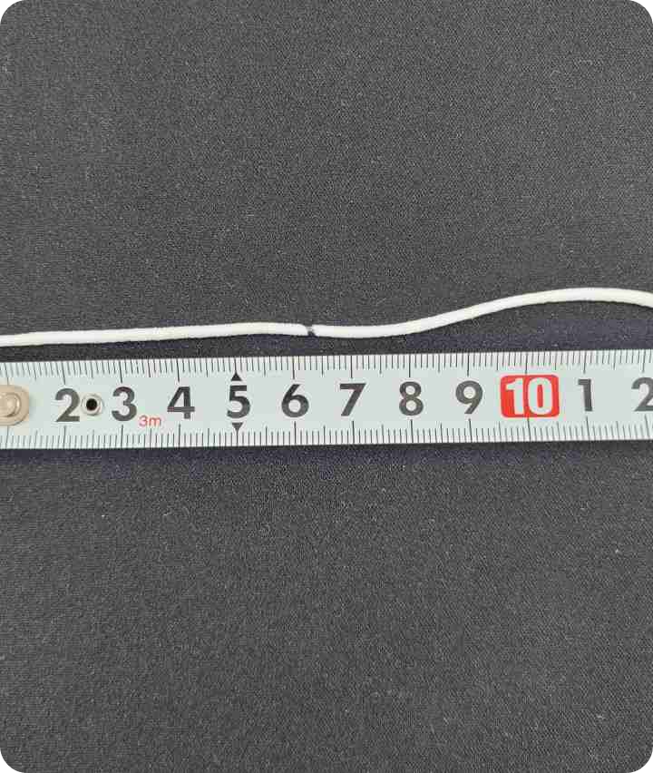 길이 측정용 줄자를 이용해서 표시된 실의 길이를 측정하는 사진