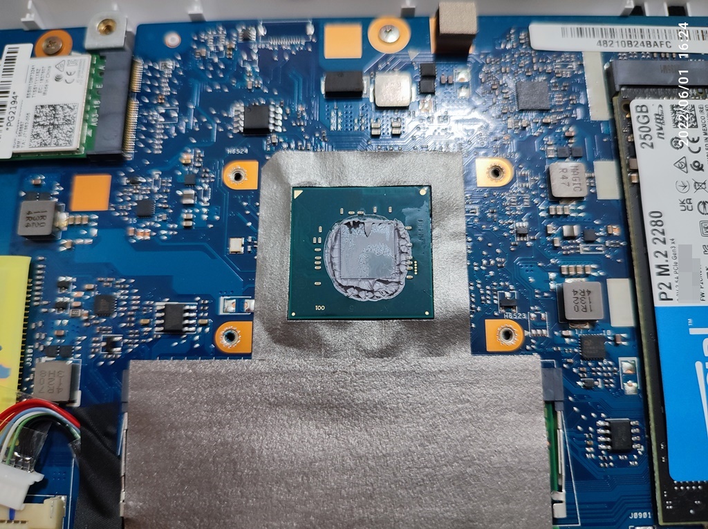 CPU 위의 서멀도 닦아내는 중