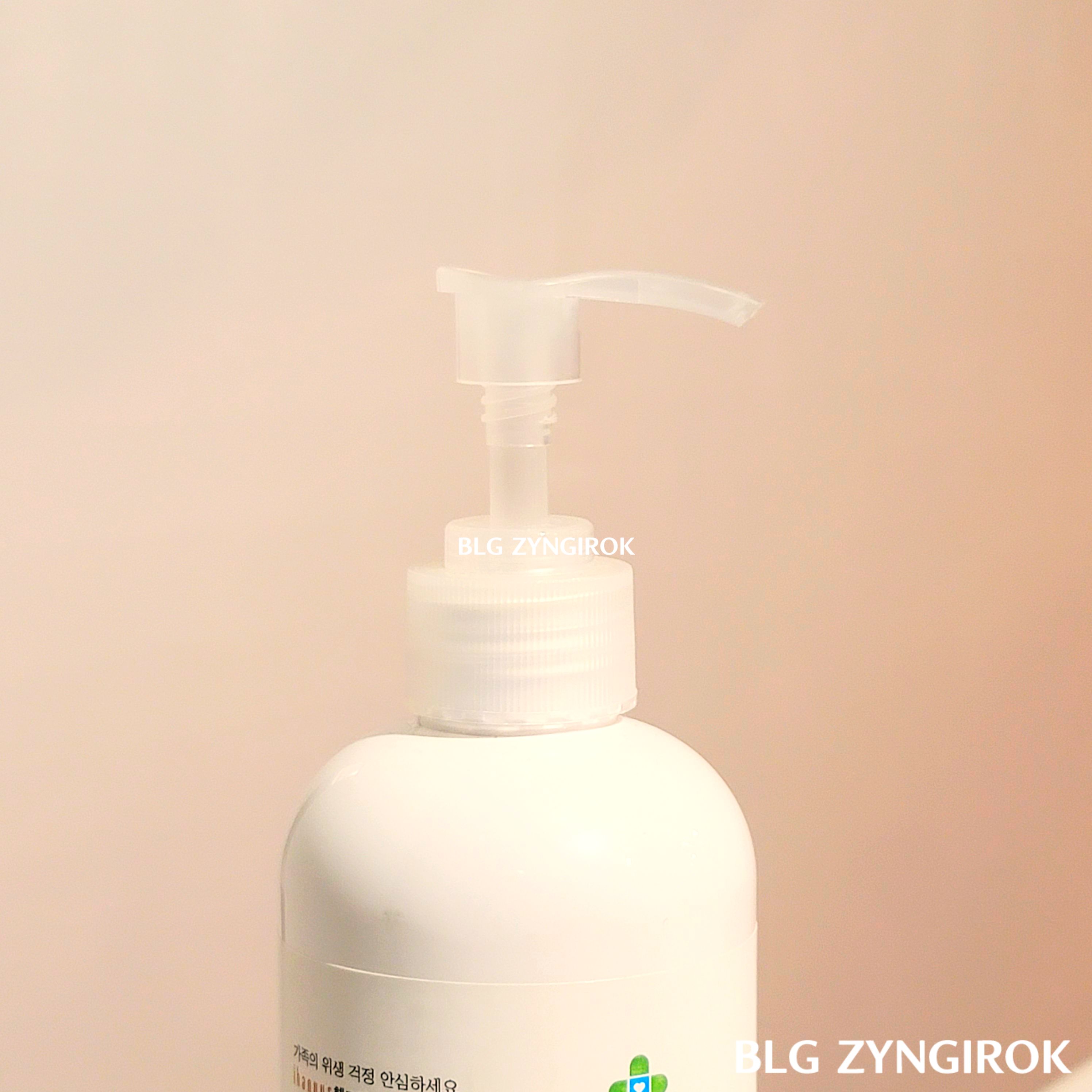 한-달-넘게-사용해도-깨끗한-손소독제-펌프모습이다.