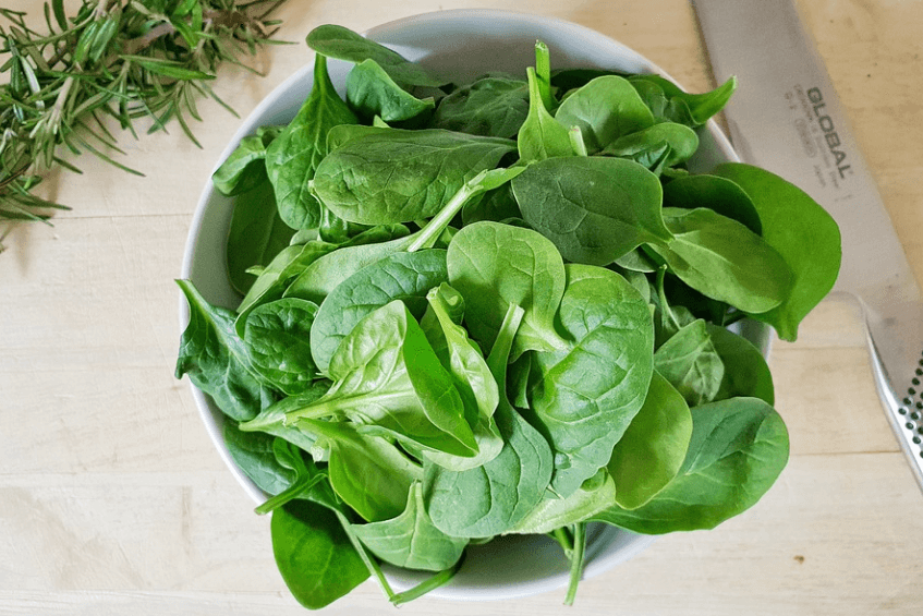 그릇에 담겨져 있는 시금치
