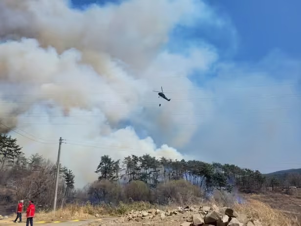계속되는 강풍 속 산청 산불, 대원 2명 사망 2명 실종&hellip;