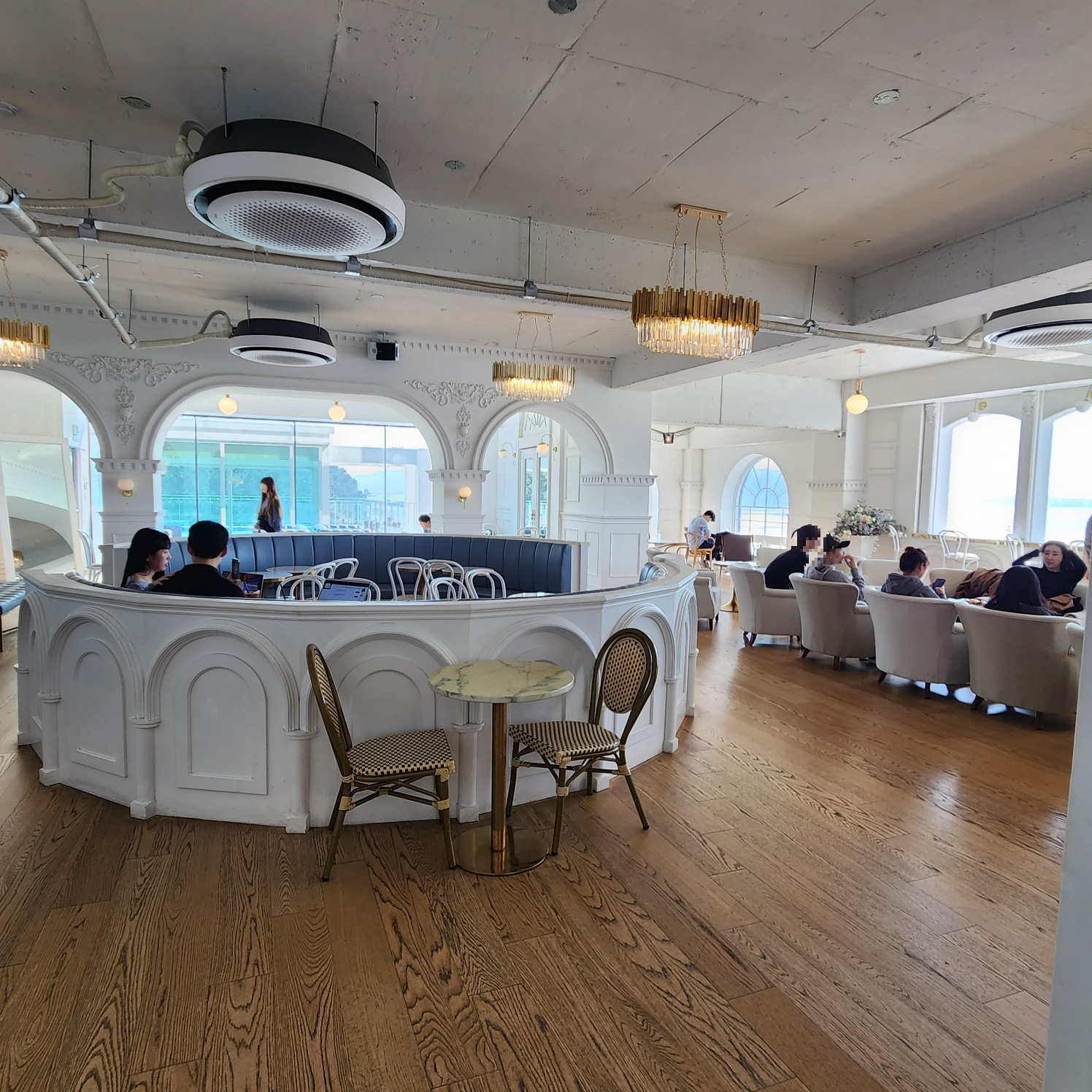 카페 내부 인테리어 사진