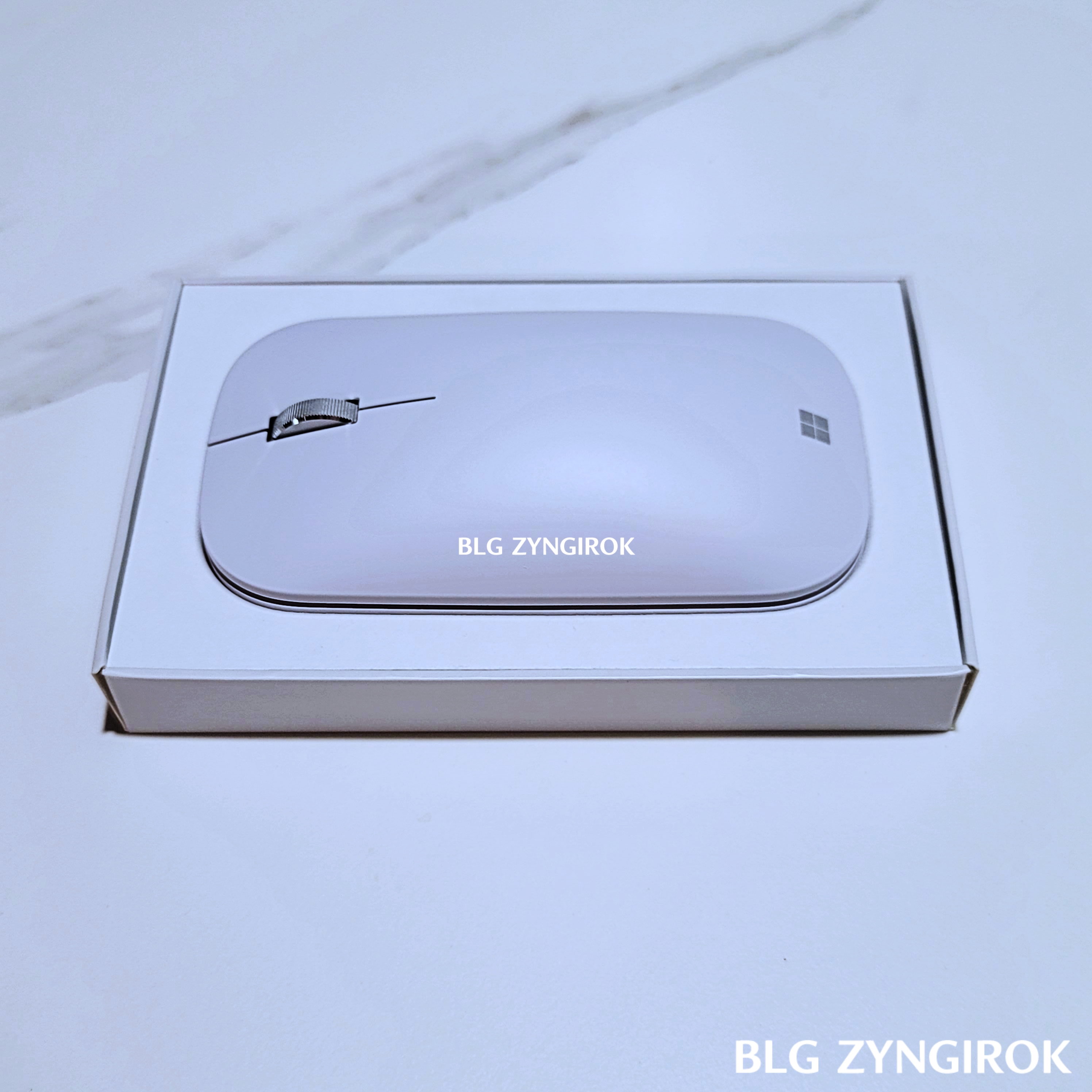 마이크로소프트 모던 디자인 마우스가 상자속에 담겨있다.