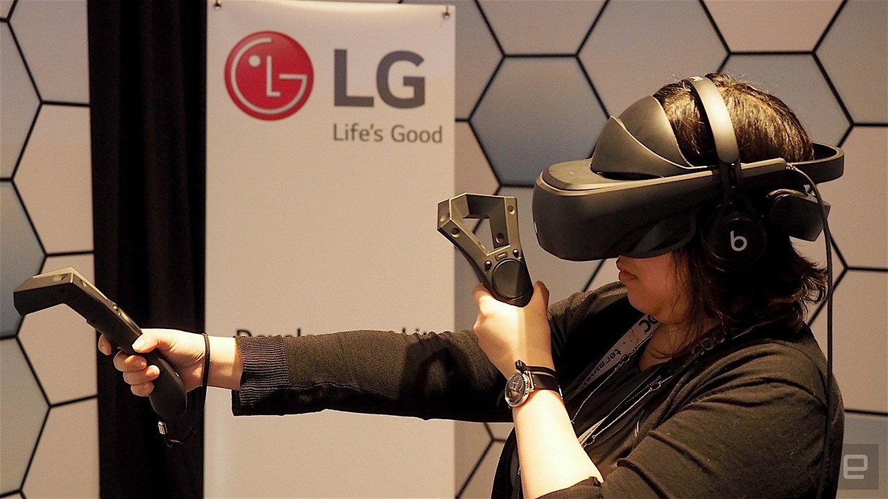 LG VR Headset in GDC, 2017 일본의 기자가 시연을 해 보고 있다