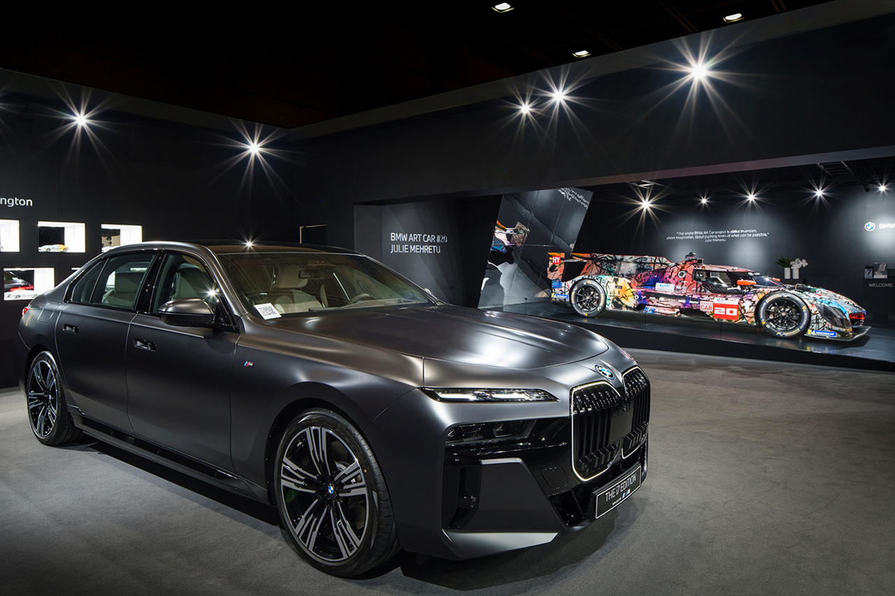 2024년형 BMW i7 xDrive60 외관 무광 블랙 전측면 사진