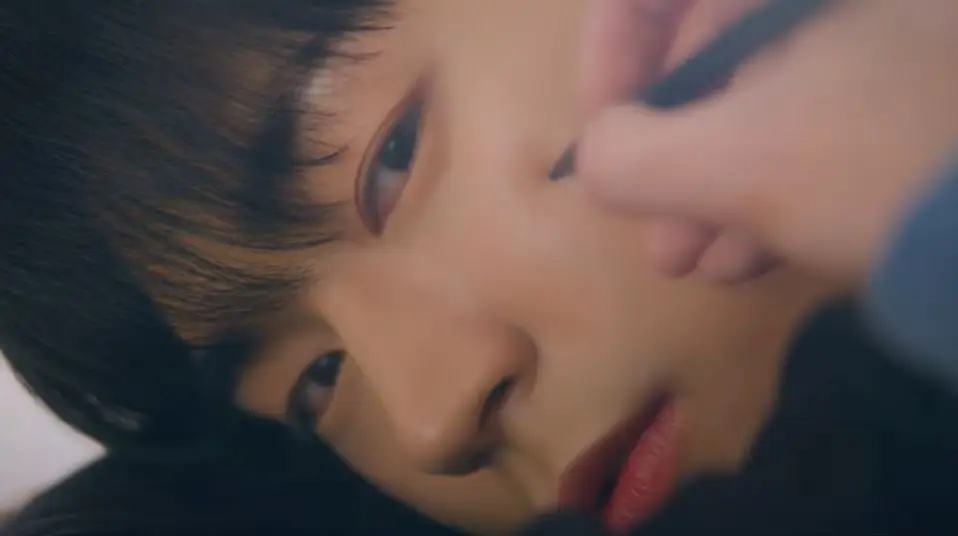 시맨틱에러-재영-얼굴펜-눈뜨는-모습