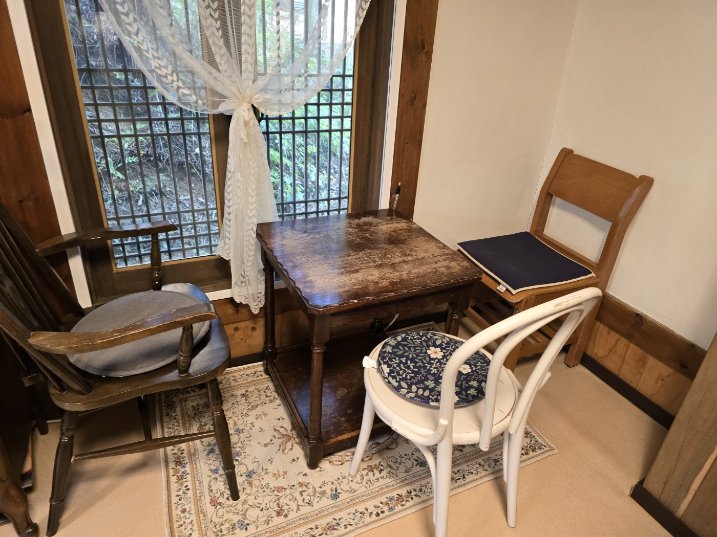 세월이 느껴지는 테이블과 의자들